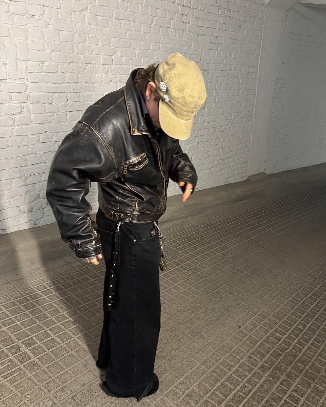 Men's Handmade Distressed Cowhide Leather Jacket: Retro Black Zip-Up Christmas Gift Idea